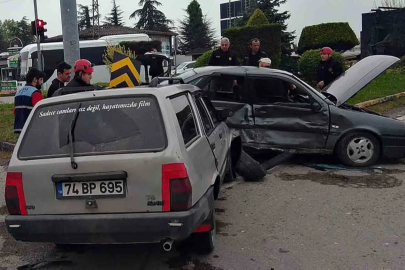 Çaycuma’da çarpışan iki otomobildeki 3 kişi yaralandı