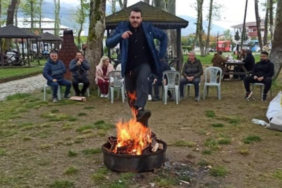 Vatandaşlar ateşin üzerinden atlayarak baharı kutladı!