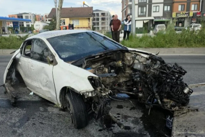 Refüje ve ağaçlara çarpan otomobilin motoru koptu!