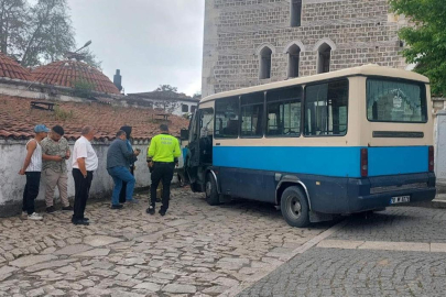 Freni boşalan dolmuş tarihi çarşıda dehşet saçtı!