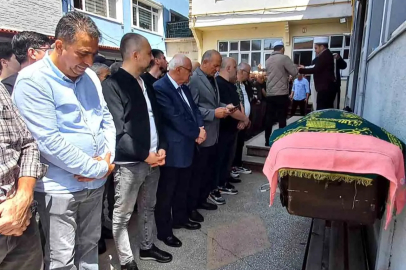 Evinin çatısından düşen Niyazi Uyar son yolculuğuna uğurlandı!