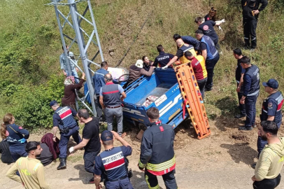 Pat pat elektrik direğine çarptı: 6 yaralı