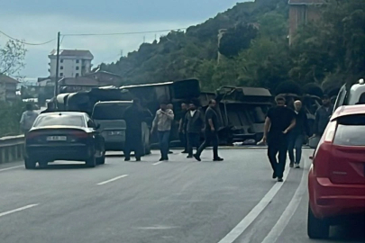 Devrilen TIR yolu trafiğe kapattı!