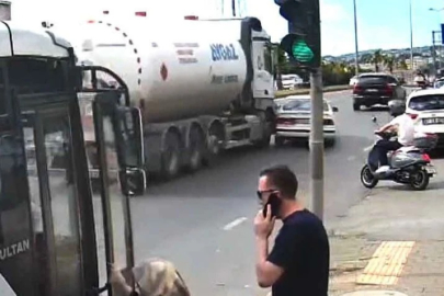 Şerit değiştiren otomobil kamyona çarptı!