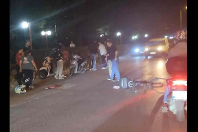 Motosiklet yayaya çarptı; 2 kişi yaralandı