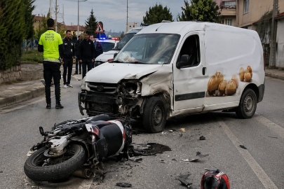 Ekmek servis aracıyla motosiklet çarpıştı: 1 yaralı
