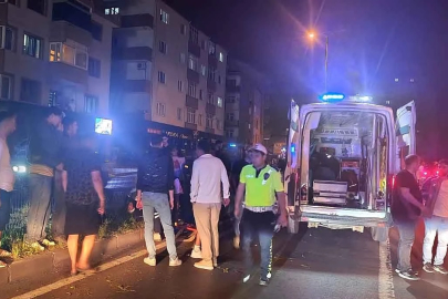 Sıkıştırılan motosiklet kaldırıma çarptı!