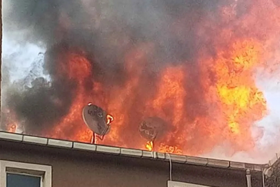 Gülüç'te Binanın çatısı alevlere teslim oldu!