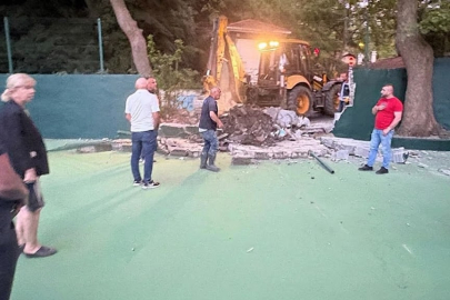 Zonguldak Belediyesi iş makinası tenis kortunun duvarını yıktı