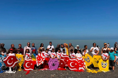 Zonguldak’ta uçurtma şenliğinde hem eğlendiler hem temizlediler