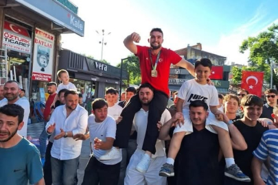 Dünya Şampiyonu güreşçi Alperen Atar’a coşkulu karşılama!