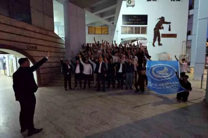 Ülkü Ocaklarından belediye önünde büyük yemin