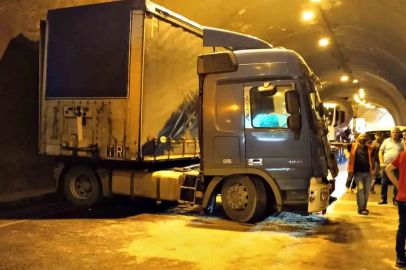 Tır Dehşeti: Kupası Yan Döndü, Ulaşım Kilitlendi!
