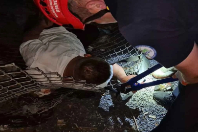 Alkollü çıktığı tel örgülerde sıkıştı kaldı!