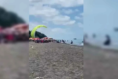 Motorlu paraşüt plaja daldı! 3 kişi yaralı