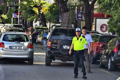 Aracını yolun ortasına bıraktı, trafik felç oldu!