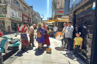 Hem çaldılar hem oynadılar!