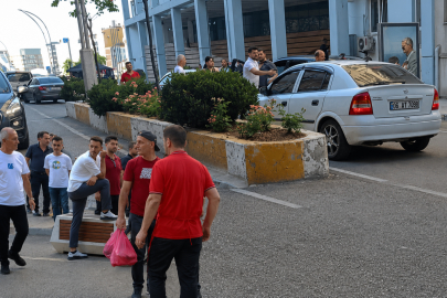 Zonguldak kent merkezinde olay: Arbede yaşandı araçlar yumruklandı