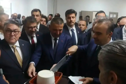 Bakan Mehmet Fatih Kacır'a Aynur Abla yoğurt kestirdi tanıttı hediye etti.