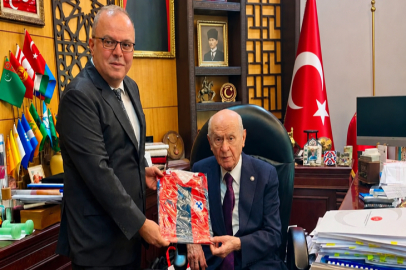 Murat Kotra’dan Devlet Bahçeli’ye ziyaret: Zonguldakspor forması hediye etti