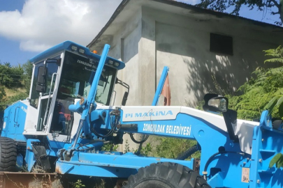 Zonguldak Belediyesi'ne ait iş makinesi aylardır yol kenarında bekliyor