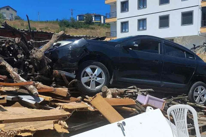Otomobil odun yığınına çarptı! 6 yaralı