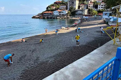 Kapuz Plajı'nda temizlik mesaisi: Ekipler kumsalı gece gündüz temizliyor!