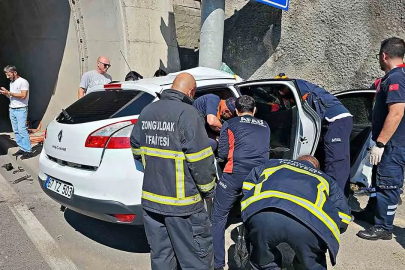 Feci Kaza! Otomobil Direğe Saplandı