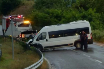 Midibüs Bariyerlere Çarptı!