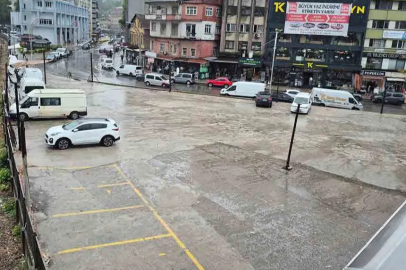 Sağanak yağış giysi pazarını vurdu!!! Tezgahlar açılmadı