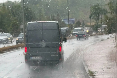 Tıkalı rögarlar trafiği olumsuz etkiledi!