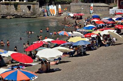 Denizde soğuk sürpriz! Kapuz Plajı'nda tatilciler şok yaşadı
