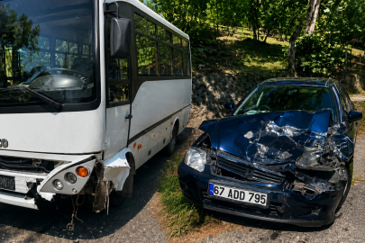 Minibüs ile otomobil kafa kafaya çarpıştı!