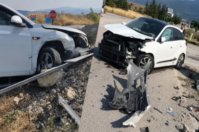 İki otomobil kafa kafaya çarpıştı 7 yaralı var