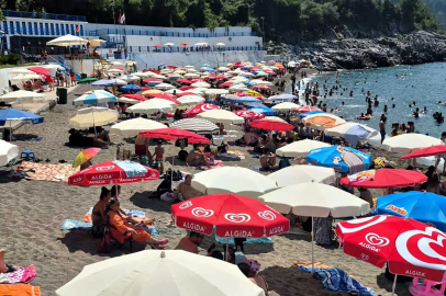 Zonguldak'ta sıcak hava bunaltıyor: Vatandaşlar Kapuz Plajı'na akın etti