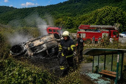 Otomobil Durağa Çarpıp Araziye Uçtu!