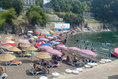 Zonguldak’ta sıcak ve nem bunaltıyor: Vatandaşlar denize koştu!