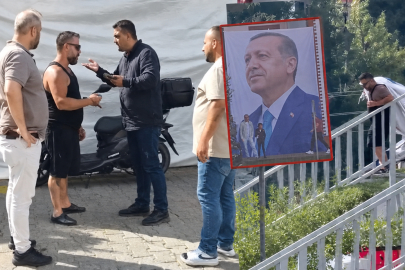 Cumhurbaşkanı Erdoğan’ın fotoğrafını söküp indirdi!