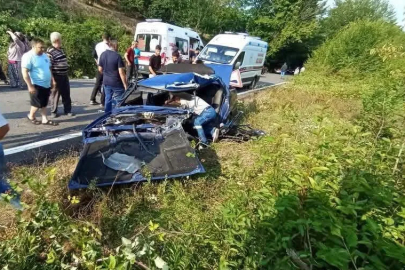 Feci kazada otomobil kağıt gibi ezildi! 2 kişi yaralandı