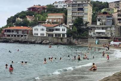Kapuz Plajı’nda Olumsuz Hava Alarmı: Güvenlik Şeridi Çekildi!