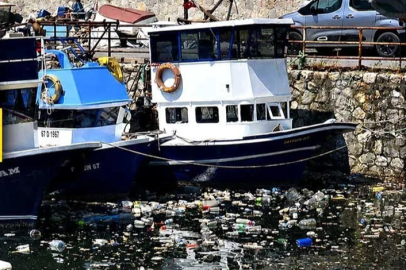 Zonguldak'ta rüzgar sonrası limanda çöp birikti