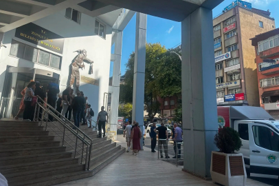 Zonguldak Belediyesi önünde tribün liderleri arasında kavga!