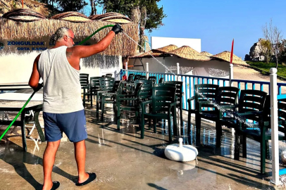 Plaj kapandı personeli temizlik yaptı