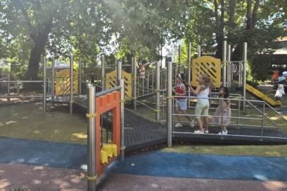 Minikler Parklarda Tatilin Tadını Çıkardı