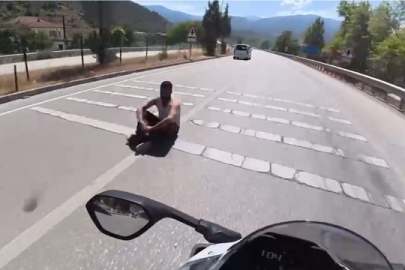 Akıl almaz görüntüler! Biri oturdu, diğeri yürüdü