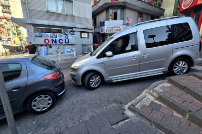 Zonguldak’ta yürümeye yer kalmadı! Yol yetmedi, kaldırımlar da otopark oldu!