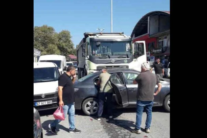 Zincirleme trafik kazası: Araçlar birbirine girdi