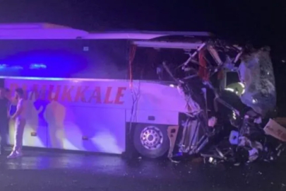 Yolcu otobüsü ile çekici çarpıştı: 9 yaralı