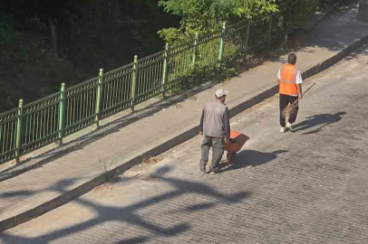 Çaydamar Mahallesi'nde "Yarım yamalak" temizlik tepkisi: Çöpleri bırakıp gittiler!