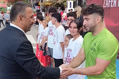 Zonguldak’ta 10.4 Kilometre Taşınan Şanlı Bayrak Valiye Teslim Edildi!